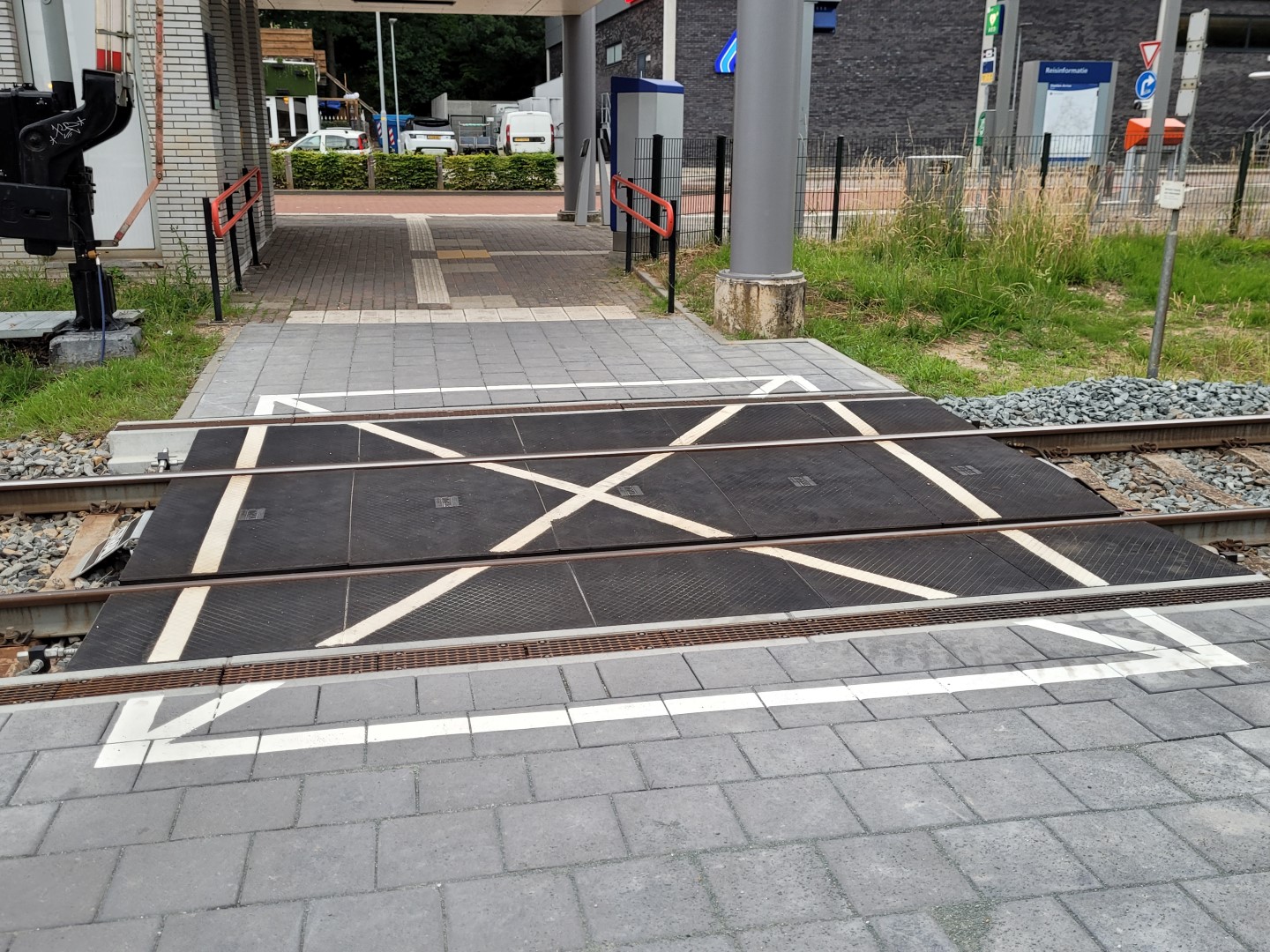 Bahnübergang mit D Bordstein - Auflager und Drainagesystem in einem Element