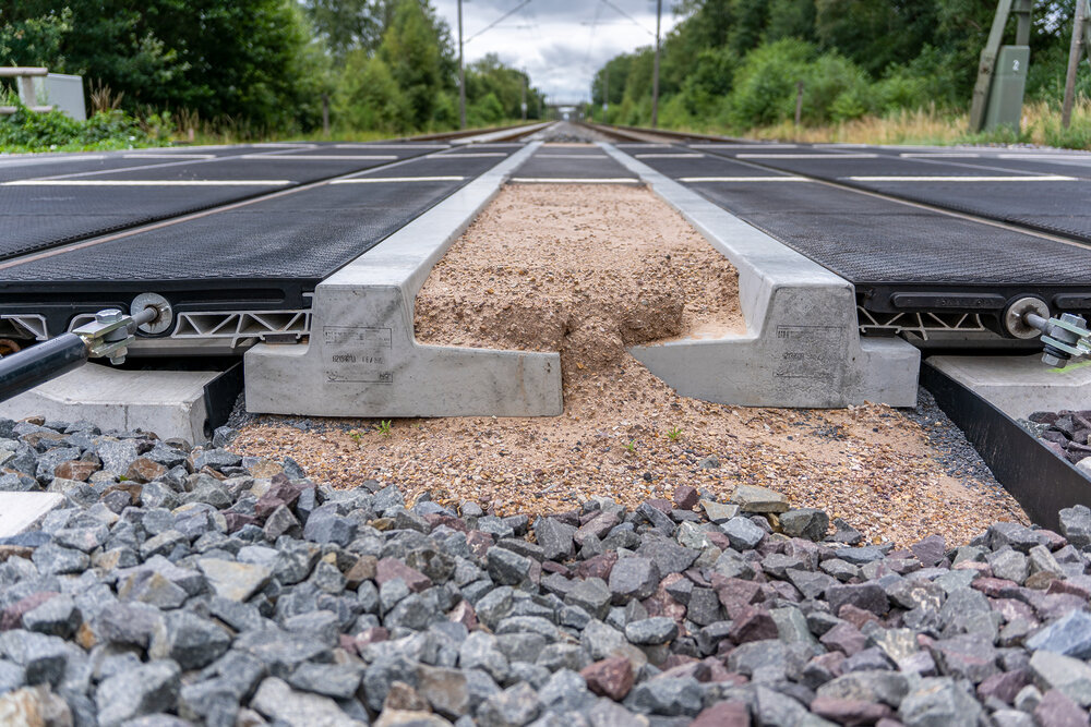 Unsere Beton-Bordsteine ergänzen STRAIL Bahnübergangssysteme optimal