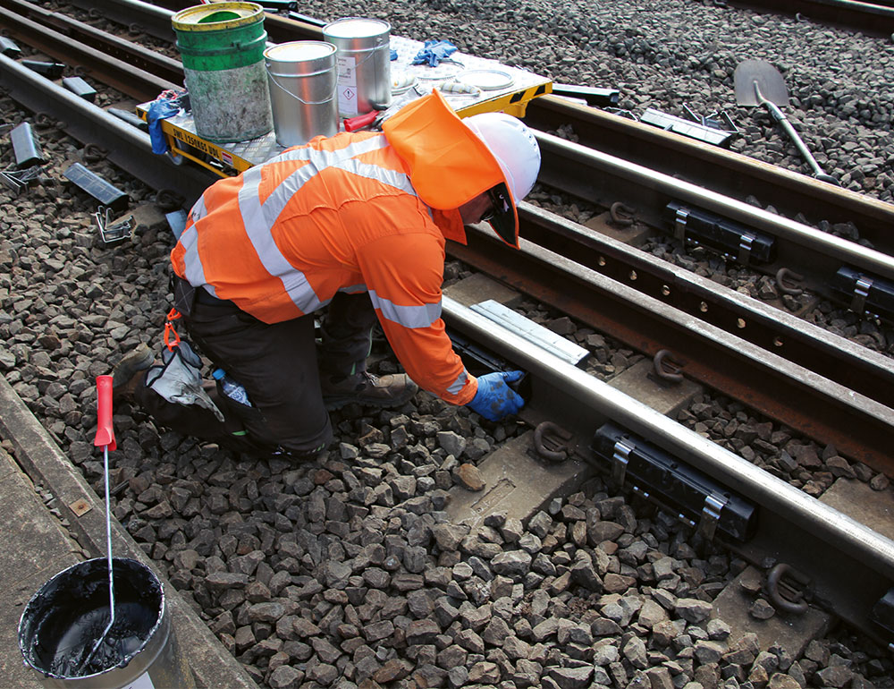 Einbau STRAILwave Schienenstegdämpfer - Akustische Lückenschließung für Hochgeschwindigkeitsstrecken.