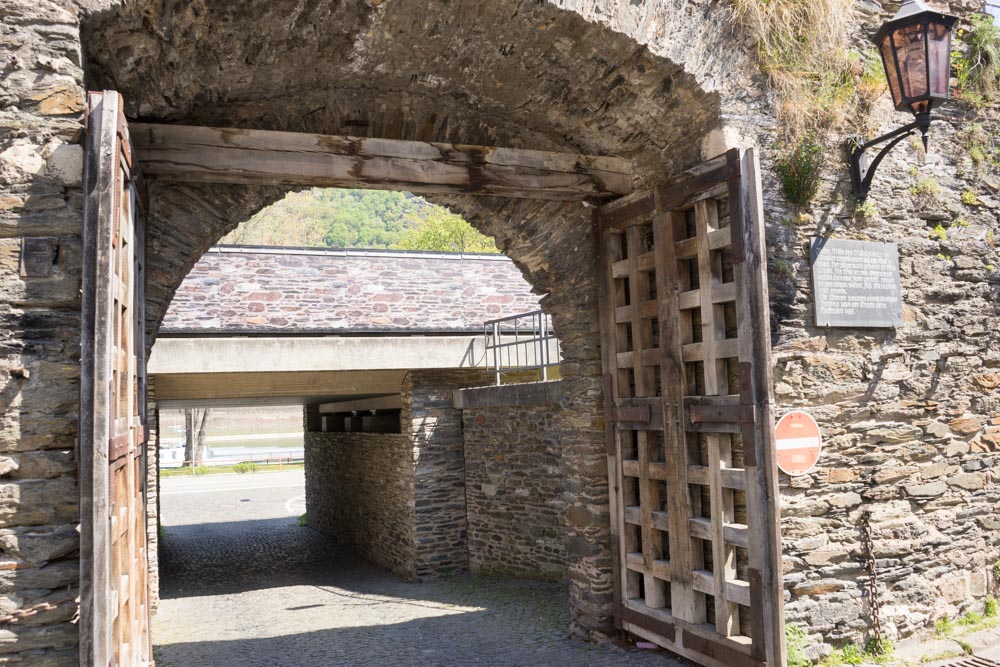 STRAILwave IP Schallschutz mit bedrucktem Panel in Maueroptik