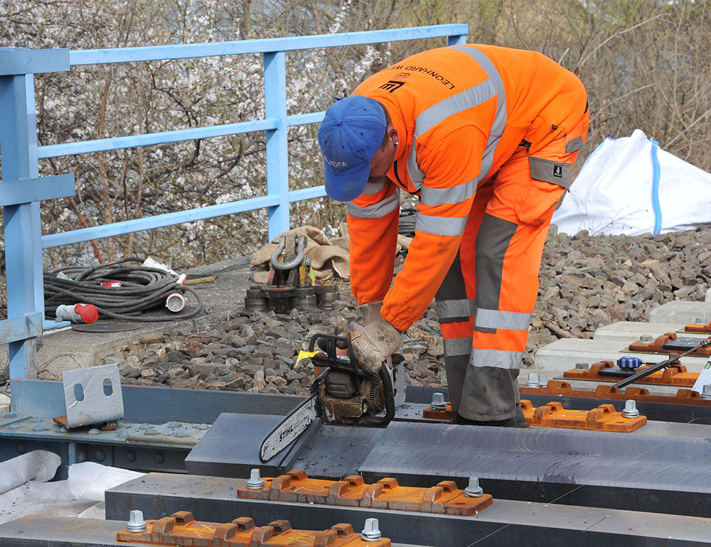 STRAILway Kunststoffschwelle aus Recycling-Kunststoff einfach bearbeiten und schneiden