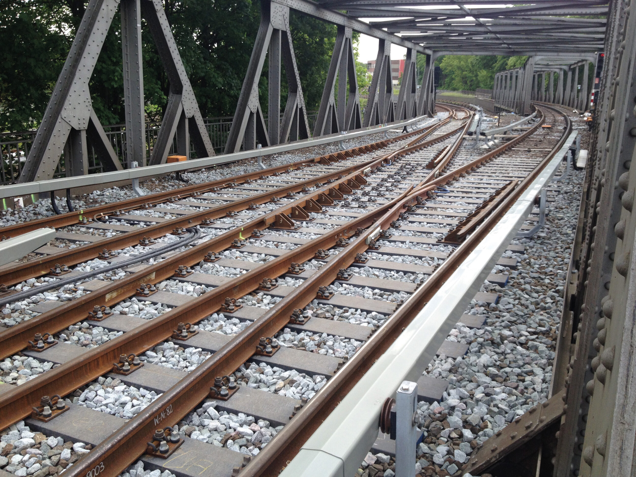 STRAILway Kunststoffschwelle Weiche auf Viadukt aus Recycling-Kunststoff.