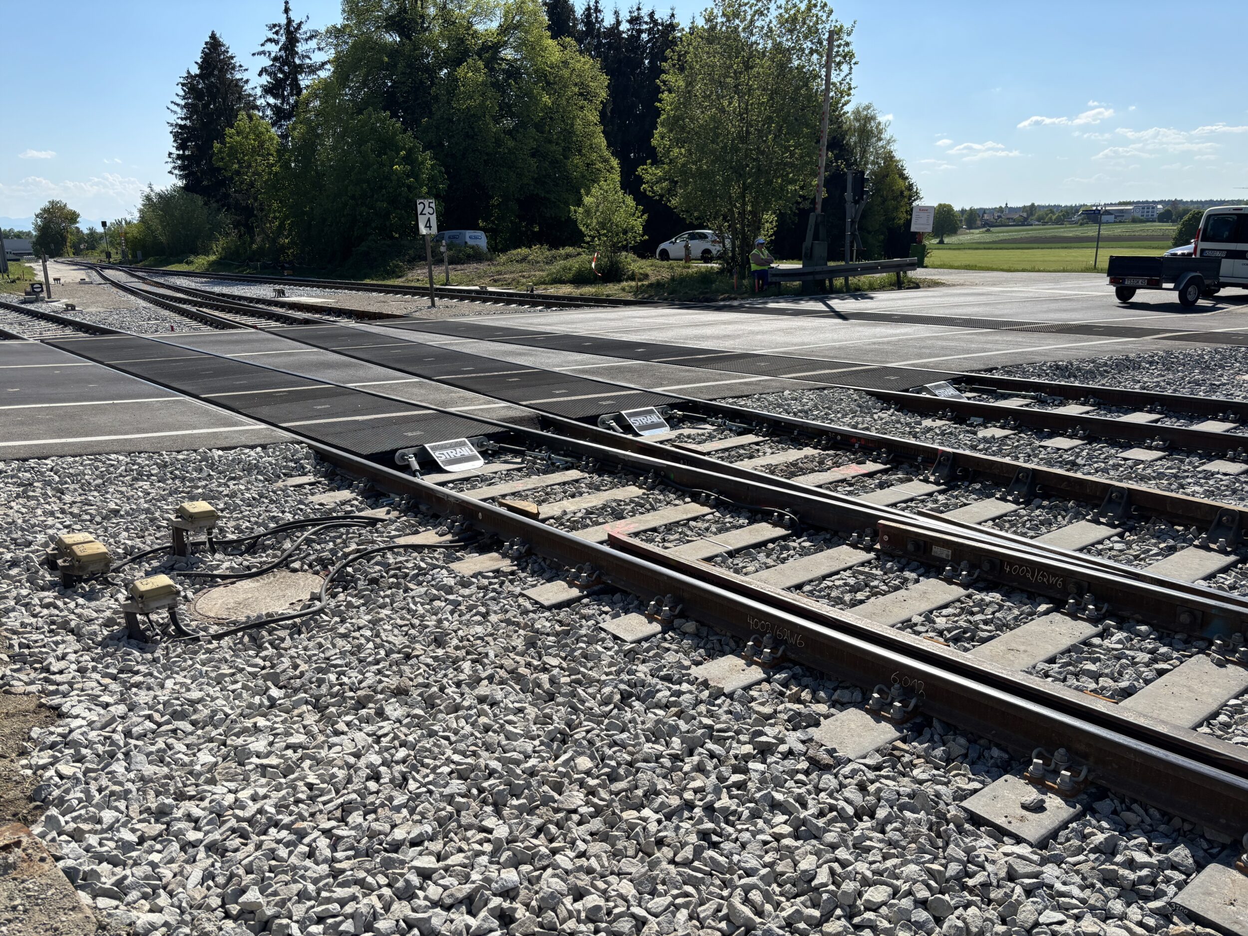 STRAILway Kunststoffschwelle aus Recycling-Kunststoff im Bahnübergang