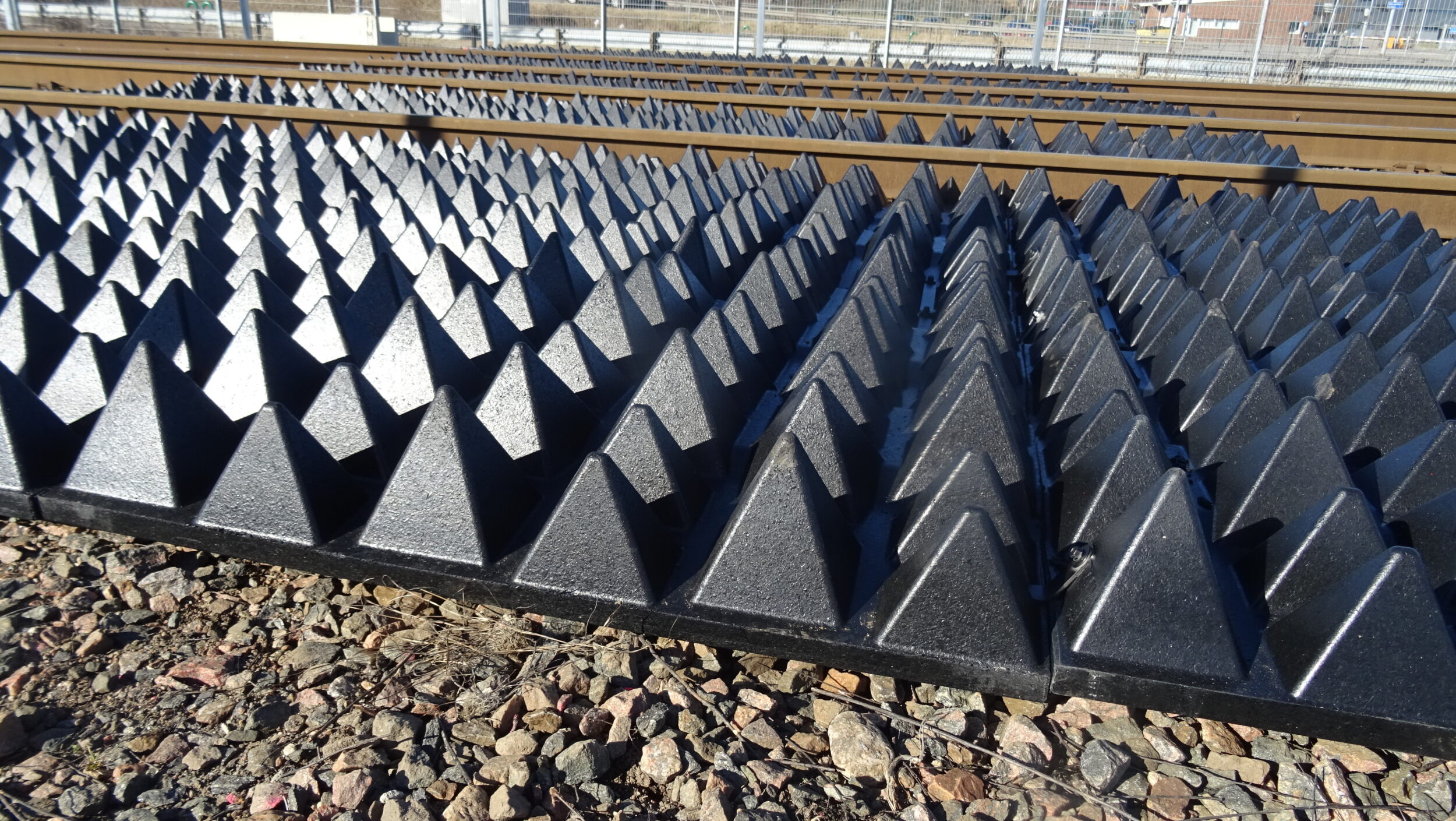 grid Gummispitzen - Schutz gegen unerlaubtes Betreten bei Bahnübergängen