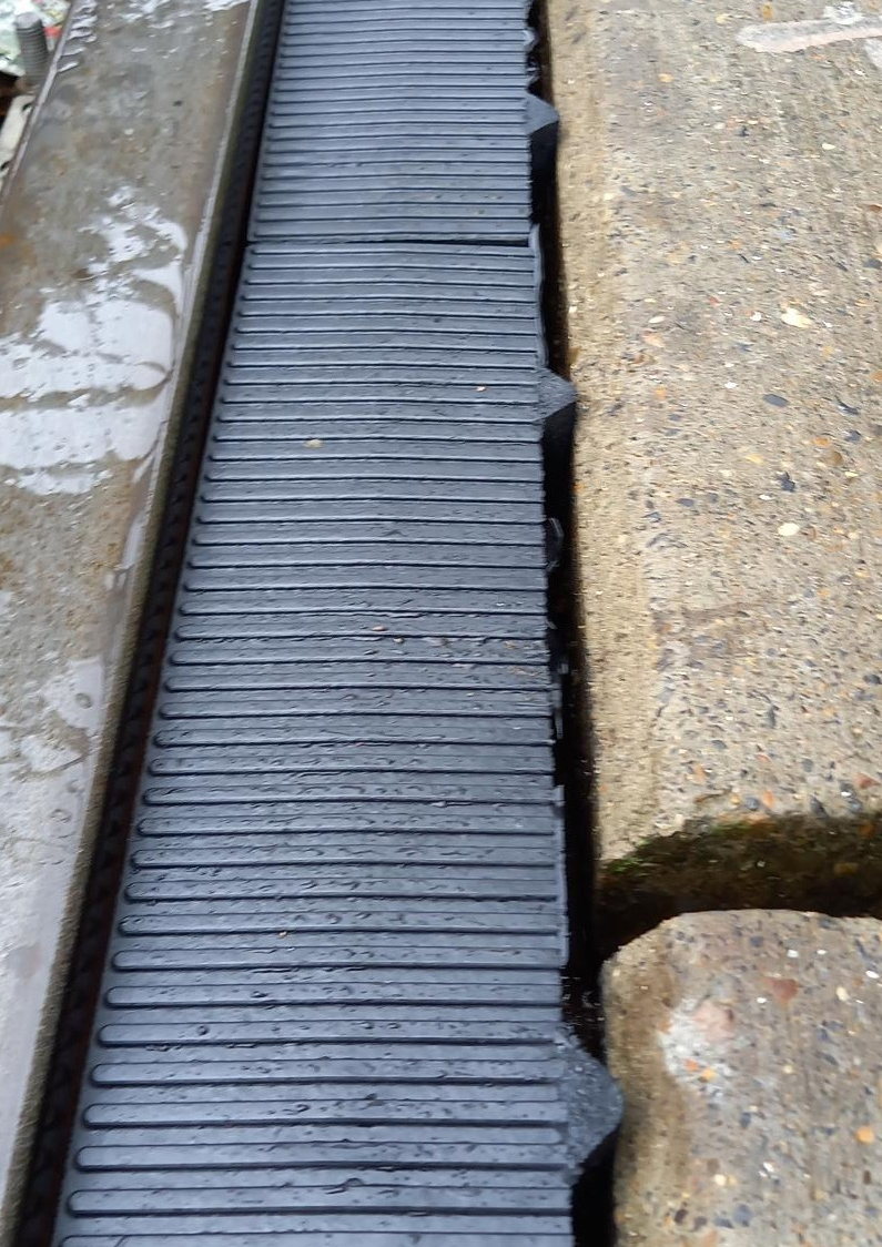 profil - Nahaufnahme Überfahrschutz für Schienen