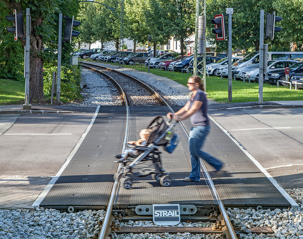 Velo - Barrierefreie Bahnübergangssystem - Beispiel Frau mit Kinderwagen