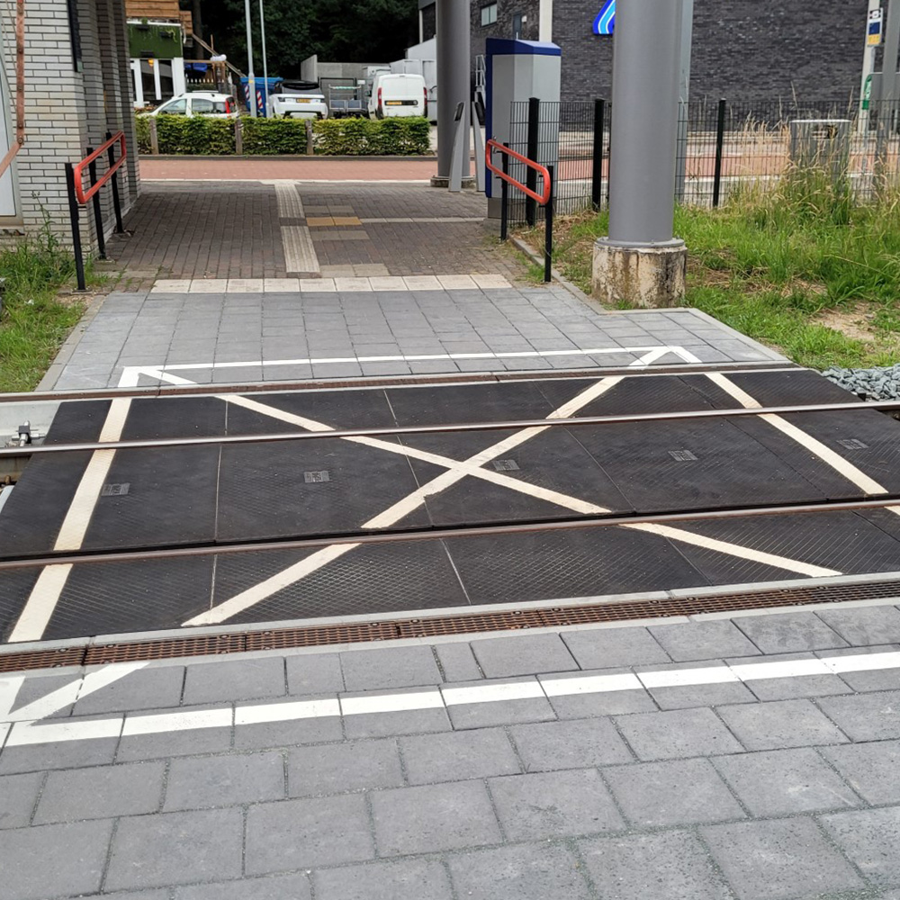 D-Bord mit pede Bahnübergang in Kombination