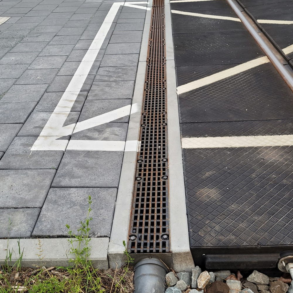 STRAIL D Bordstein für Oberflächenentwässerung am Bahnübergang