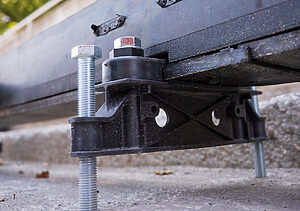 STRAILastic GRS - Fixierung und Höheneinstellung für Gleisrahmen – direkt beim Einbau.