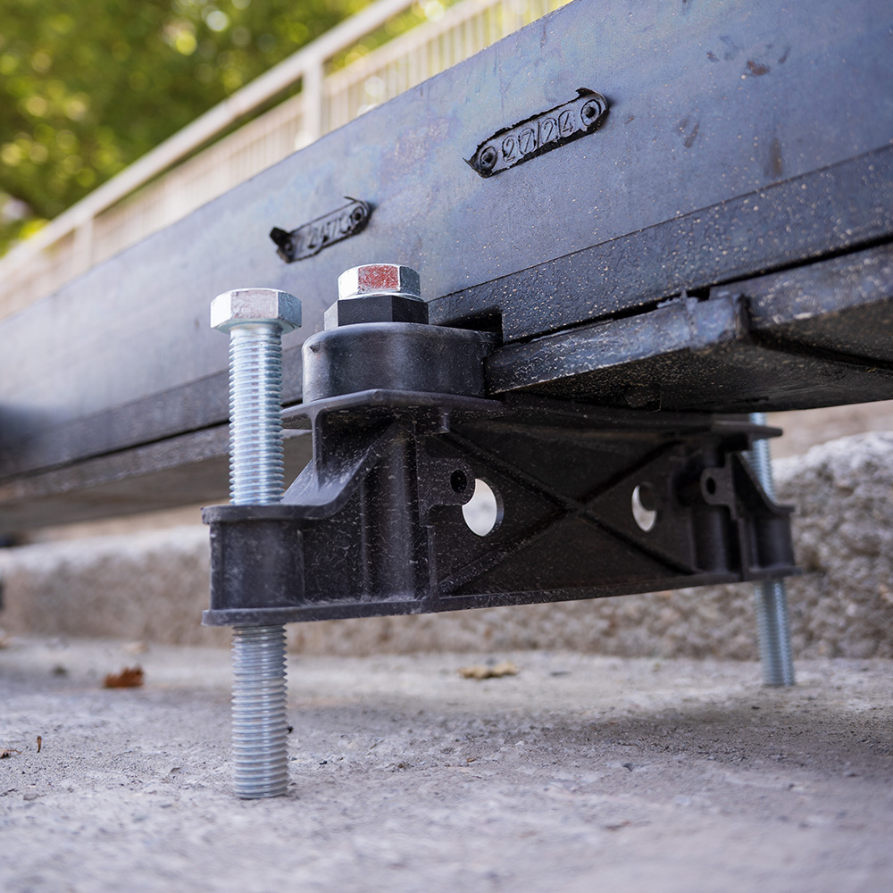 Gleisrahmenstütze für schnelleren Einbau der Schienenisolierung