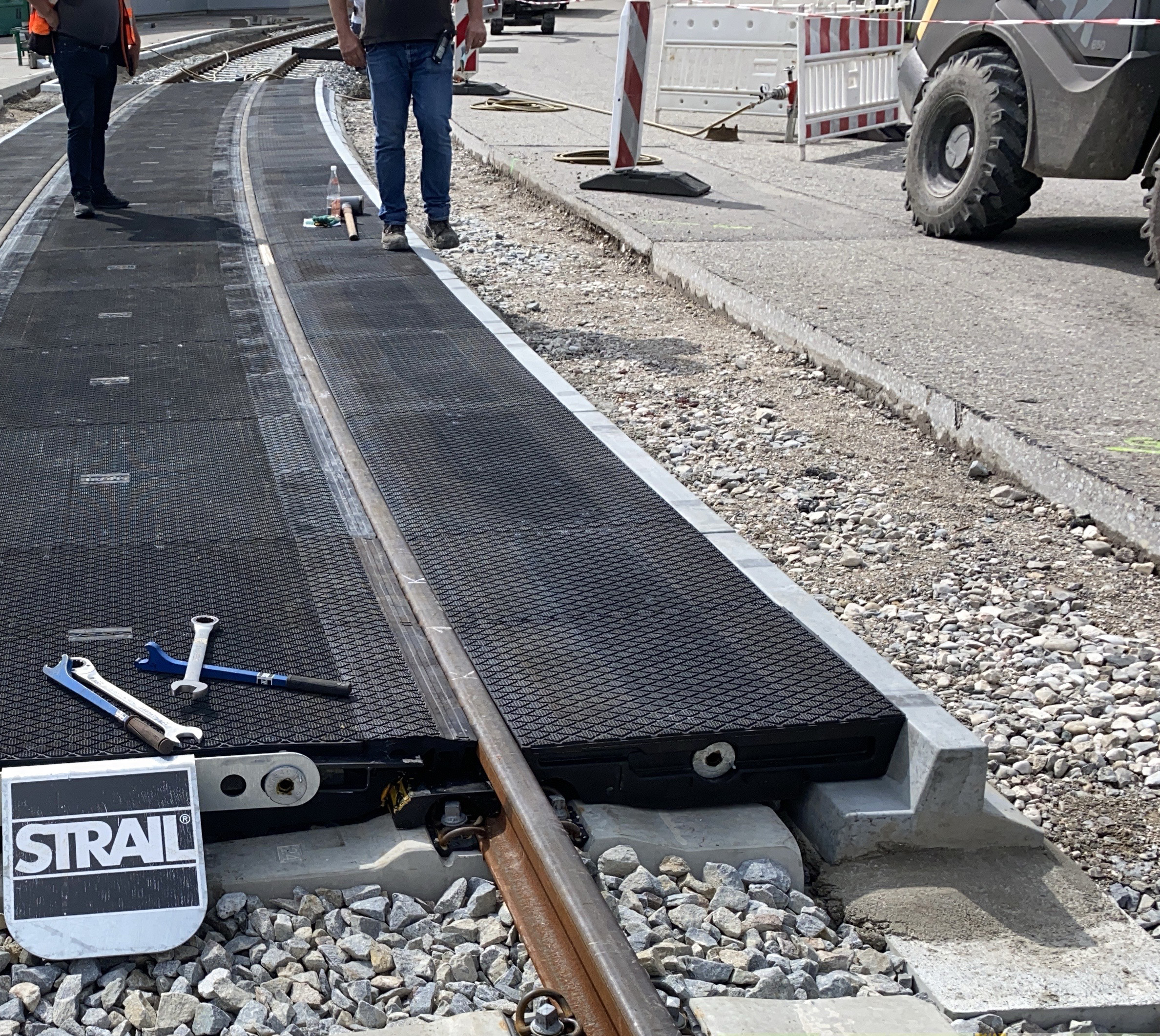 T-Bordstein fertig eingebaut mit Bahnübergang