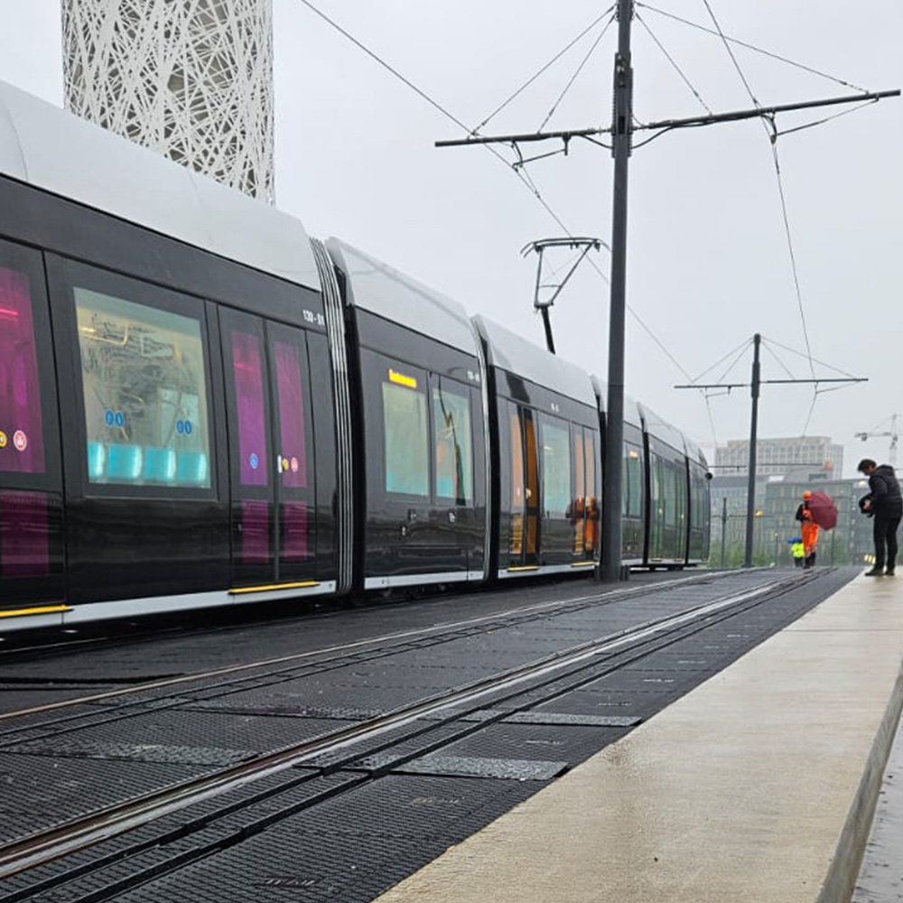 inno auf der Wasserturm Brücke mit Straßenbahn für Notbefahrung
