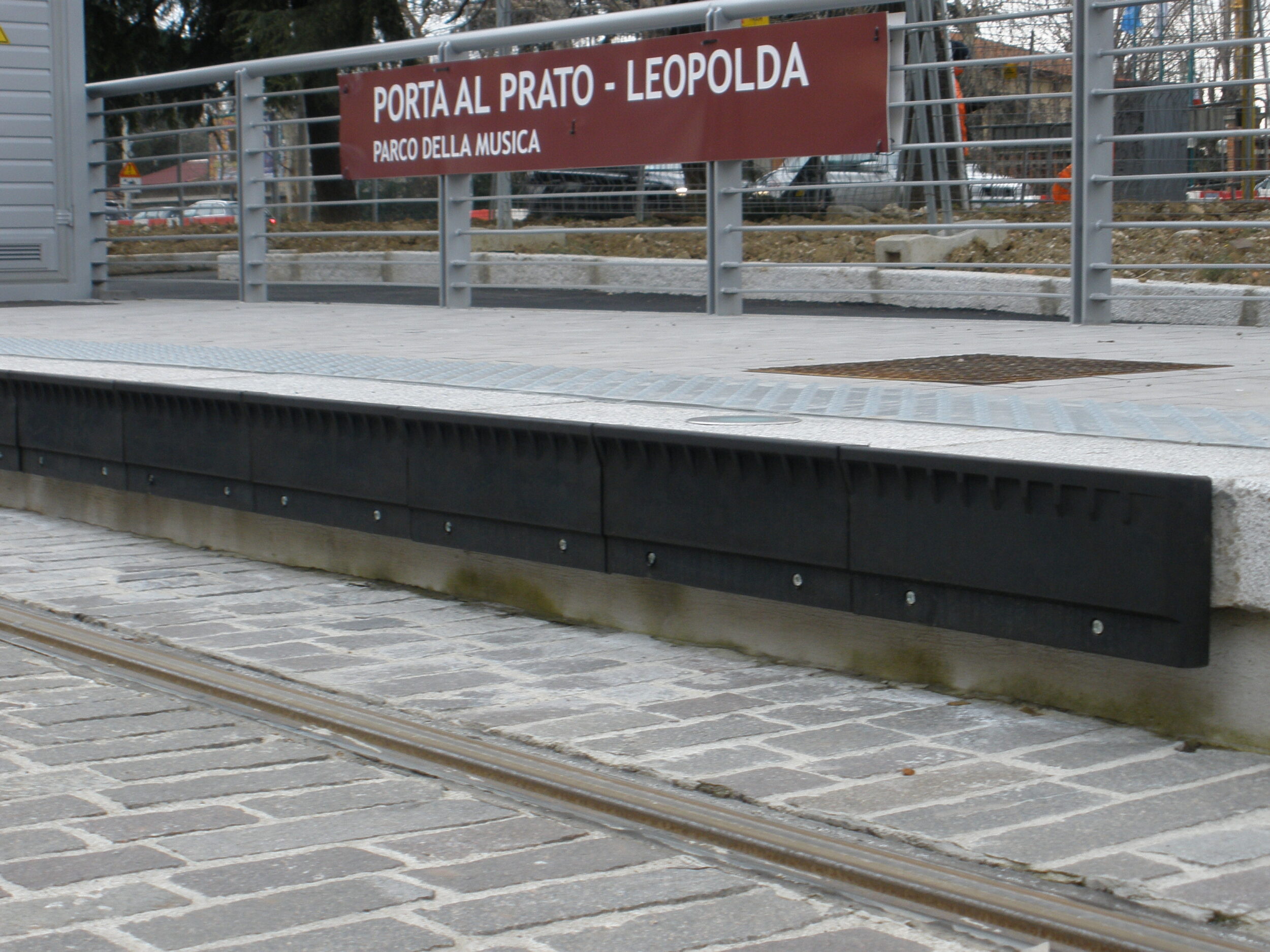 edge Bahnsteigkante - Nahaufnahme Barrierefreie Bahnsteigkante aus Gummi für mehr Komfort und Schutz