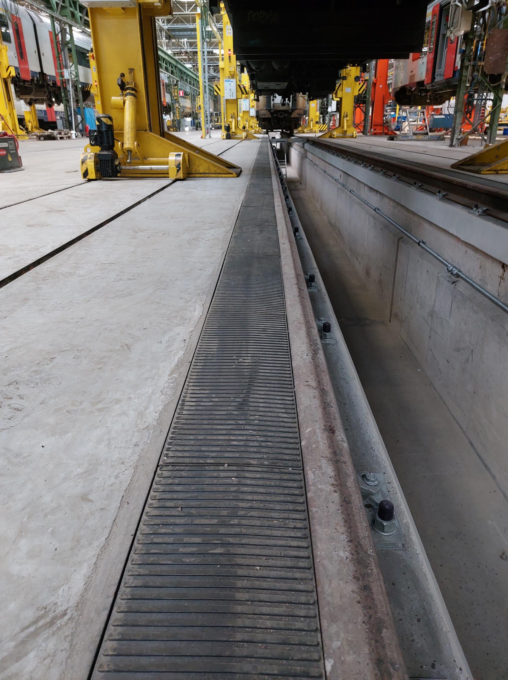 profil Wartungshalle Detailansicht - Überfahrschutz für Schienen